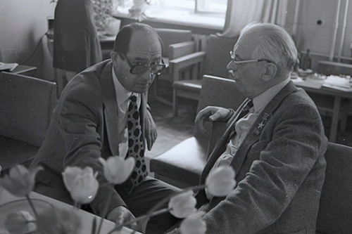 Учёный-филолог, государственный деятель и энциклопедист Мансур Хасанович Хасанов (слева). Фото: Владимир Зотов