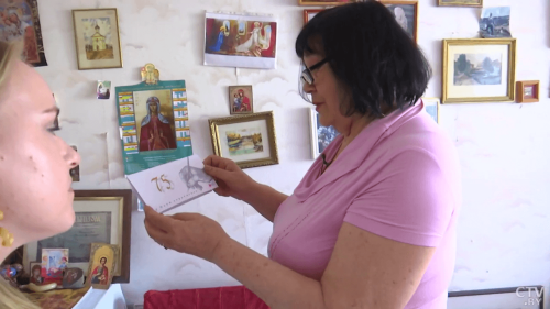 Галия Ахметовна Фатыхова демонстрирует поздравительную открытку к 75-летию