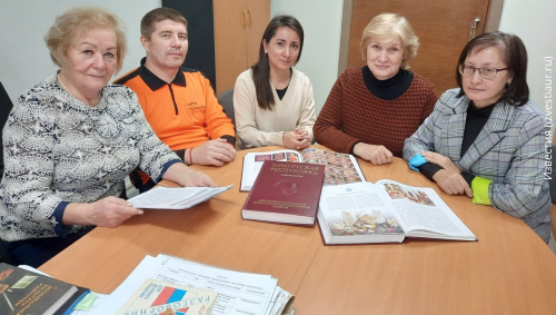 Cлева направо: Анэтта Сидорова, Алексей Шибанов, Елена Байкова, Светлана Смирнова и Ольга Пислегова