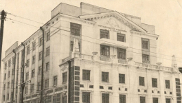 Перестроенный учебный корпус УрГУ в 1930-е годы