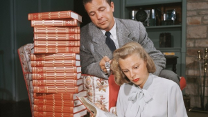 Американские актриса Джун Эллисон (June Allyson) и актёр Дик Пауэлл (Dick Powell) за чтением «Британники» (1947)