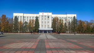 Здание Правительства Республики Хакасия на Первомайской площади (город Абакан)