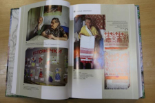 Примеры страниц с цветными вклейками в энциклопедии «Мифология вепсов» (2015). Фото: ПетрГУ