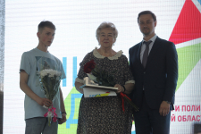 Валентине Базаркиной вручают награду по итогам XХI конкурса Архангельской области «Книга года — 2022» (23 июня 2023 года). Фото: DVINANEWS
