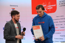 Андрей Кочетков (слева) вручает награду автору-составителю «Энциклопедии самарских улиц» Андрею Артёмову (8 февраля 2024 года). Фото: «Другой город»