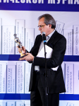 Валерий Фадеев держит в руках статуэтку-символ премии «Общественная мысль-2014»