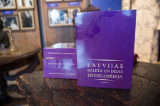 Экземпляры «Энциклопедии латвийского балета и танца» на презентации (23 января 2019 года). Фото: Министерство культуры Латвийской Республики