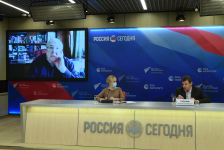 Александр Калягин (слева, на экране) и Дмитрий Трубочкин (справа) на онлайн-конференции к Международному дню театра (26 марта 2021 года). Фото: СТД РФ