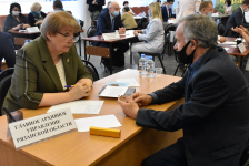 Александра Перехватова принимает обращение на выездном приёме руководителей министерств Правительства Рязанской области (9 июня 2021 года)