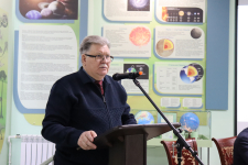 Пётр Вибе выступает на презентации печатной «Энциклопедии омского краеведения» (12 января 2024 года). Фото: ОГИК музей