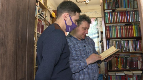 Кирилл Казачинский (справа) в своей библиотеке