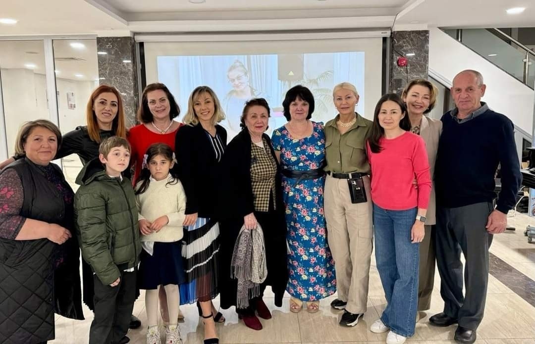 Марина Кравченко с посетителями презентации энциклопедии «Актёры отечественного кино» (22 марта 2024 года)