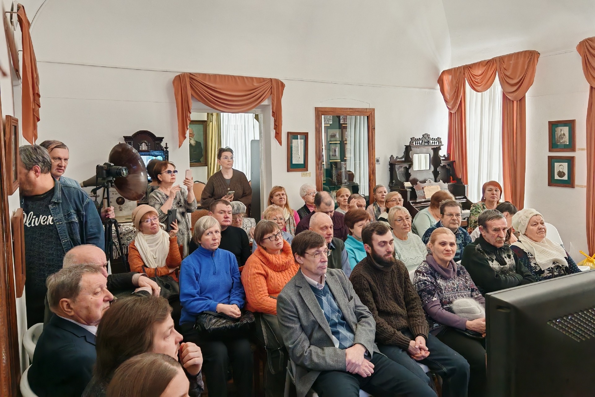 Участники и зрители концерта памяти Высоцкому в Мемориальном музее Н. И. Белобородова в Туле (15 февраля 2025 года)