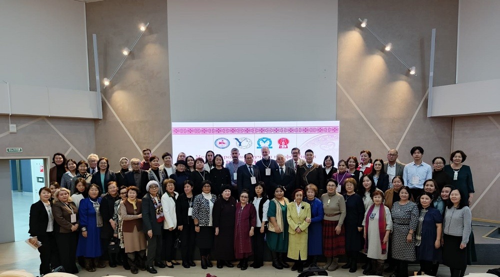 Участники Международной научной конференции «Эпос в контексте мировой энциклопедистики» в день закрытия (21 ноября 2025 года)