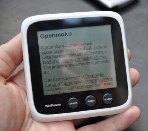 Вышло первое обновление прошивки гаджета для чтения Википедии без интернета