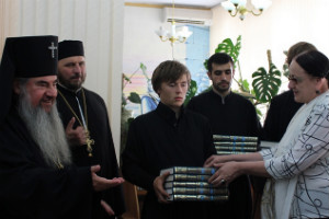 Архиепископ Владикавказский и Махачкалинский Зосима преподнес Центральной библиотеке Каспийска комплект «Православной энциклопедии»