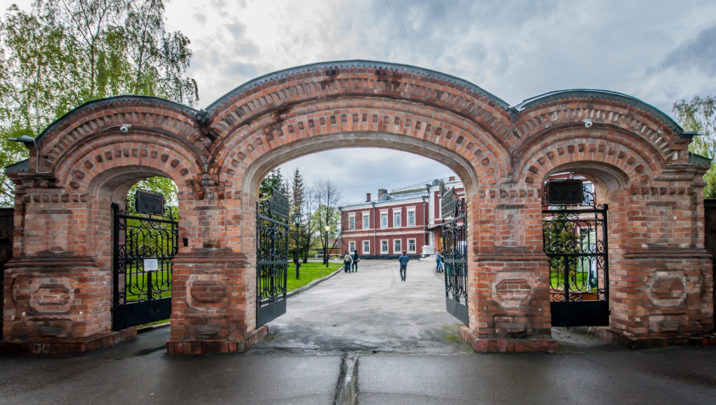 Арочные ворота при входе в Государственный музей истории литературы, искусства и культуры Алтая (ГМИЛИКА; г. Барнаул, ул. Льва Толстого, д. 2)