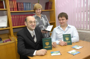 Жаравин В. С., Чудиновских Е. Н., Земцов И. Н. с дипломами Федерального архивного агентства
