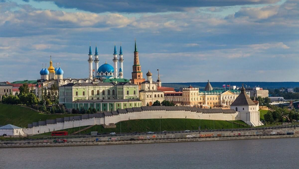 Вид на Казанский Кремль с реки Казанки