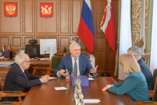 Александр Гусев (в центре) на встрече с  Александром Акиньшиным (слева), Олегом Мосоловым и Марией Мазур (19 марта 2025 года). Фото: пресс-служба правительства Воронежской области