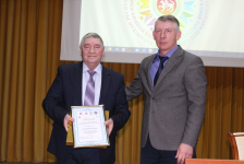 Айрат Залялов (справа) награждает Иршата Закирова дипломом VII открытого республиканского конкурса «Социальный портрет пожилого человека Татарстана» (19 февраля 2021 года)