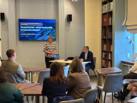 Елена Прокофьева выступает на презентации проекта «Зарайская электронная энциклопедия» (22 апреля 2026 года). Фото: АНО «Мой Зарайск»
