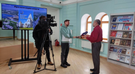 Юрий Каргин даёт интервью ГТРК «Саратов» на презентации второго издания «Балаковской народной энциклопедии» (10 марта 2026 года). Фото: Саратовская ОУНБ