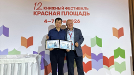 Представитель издательства «Шанс» (слева) и Константин Чеченев после церемонии награждения конкурса «Лучшие книги года 2025» (5 июня 2026 года). Фото: издательство «Шанс»