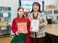 Эльмира Галимова вручает награду Ясмине Камалетдиновой как победителю открытого конкурса Республики Татарстан «Юный энциклопедист» (5 мая 2026 года). Фото: ИТЭР АН РТ