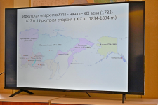 Антон Силаев демонстрирует карту XVIII — XIX веков на заседании научно-редакционного совета «Энциклопедии Иркутской митрополии» (24 ноября 2025 года). Фото: ИЕ РПЦ МП