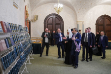 Патриарх Кирилл и Сергей Кравец осматривают стенд с полным собранием «Православной энциклопедии» после 34-го заседания советов по изданию проекта (31 марта 2026 года). Фото: пресс-служба Патриарха Московского и всея Руси