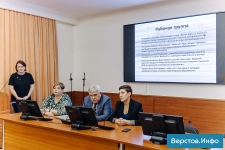 Александра Осипова (вторая слева) выступает на рабочей встрече по подготовке энциклопедии к 100-летию Магнитогорска (9 октября 2025 года). Фото: «Верстов.Инфо»
