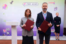 Елена Литовченко и Сергей Иванов на подписании соглашения АНО «Интернет-энциклопедия „Рувики“» и Rutube (24 сентября 2025 года). Фото: TG-канал «Rutube. Главное»