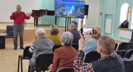 Юрий Каргин выступает на презентации второго издания «Балаковской народной энциклопедии» (10 марта 2026 года). Фото: Саратовская ОУНБ