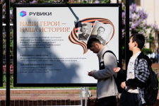 Мигранты на уличной выставке графических работ «От Кремля до Рейхстага» из фонда Музея Победы (Москва, Чистопрудный бульвар, май 2025 года). Фото: «Рувики»