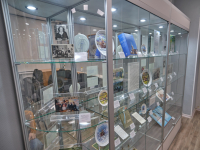 Вторая витрина выставки «Всё об авторе» (о Веронике Мацак) к 20-летию издания краеведческой энциклопедии Печенги (18 октября 2025 года). Фото: Олег Яромий