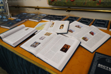 Экземпляры томов «Православной энциклопедии» на 34-м заседании советов по изданию проекта (31 марта 2026 года). Фото: пресс-служба Патриарха Московского и всея Руси