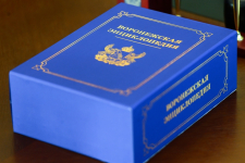 Второе издание «Воронежской энциклопедии» в футляре на встрече с губернатором региона (19 марта 2025 года). Фото: пресс-служба правительства Воронежской области