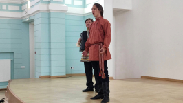 Выступление вокалиста Глеба Рынкова и концертмейстера Александра Кистяева на торжественной церемонии награждения лауреатов ежегодного саратовского областного конкурса «Лучшие книги 2024 года» (19 сентября 2025 года). Фото: VK-страница Саратовской ОУНБ