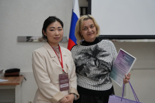 Руководитель направления академических партнёрств АНО «Интернет-энциклопедия „Рувики“» Людмила Цой (слева) вручает Благодарственное письмо Татьяне Погореловой (15 апреля 2026 года). Фото: ЧГПУ