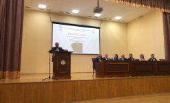 Зелимхан Ватаев выступает на презентации трёхтомной «Энциклопедии осетинской Нартиады» в Цхинвале (22 августа 2023 года). Фото: Министерство культуры РСО-Алания