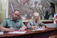 Владимир Некрасов дарит БРЭ библиотечному фонду Центрального музея Росгвардии (июнь 2018 года)