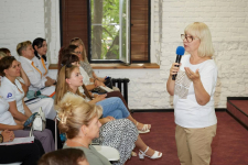 Елена Тимофеева презентует первый том «Астраханской энциклопедии» на Ежегодных августовских педагогических совещаниях (21-25 августа 2023 года). Фото: Astrobl.ru