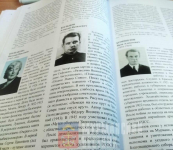 Разворот издания «Краеведческий мир Мурмана в биографиях прошлого и настоящего». Фото: «Мурманский вестник»