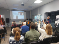 Рассказ о доступных к просмотру электронных копиях на мероприятии к 20-летию выпуска издания «Печенга: опыт краеведческой энциклопедии» (18 октября 2025 года). Фото: Историко-краеведческий музей Печенгского муниципального округа