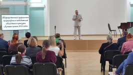 Выступление вокалиста Сергея Михалёва на торжественной церемонии награждения лауреатов ежегодного саратовского областного конкурса «Лучшие книги 2024 года» (19 сентября 2025 года). Фото: VK-страница Саратовской ОУНБ