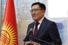 Аттокур Джапанов на презентации первого тома энциклопедии «Атай Огонбаев» (24 октября 2025 года). Фото: НБ КР