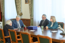 Александр Акиньшин (слева) на встрече с Александром Гусевым (второй слева), Олегом Мосоловым и Марией Мазур (19 марта 2025 года). Фото: пресс-служба правительства Воронежской области
