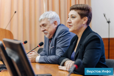 Наталья Сафонова выступает на рабочей встрече по подготовке энциклопедии к 100-летию Магнитогорска (9 октября 2025 года). Фото: «Верстов.Инфо»