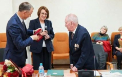 Дания Загидуллина и Айнур Тимерханов (слева) вручают Гумеру Сабирзянову золотую медаль АН РТ (20 апреля 2023 года). Фото: АН РТ